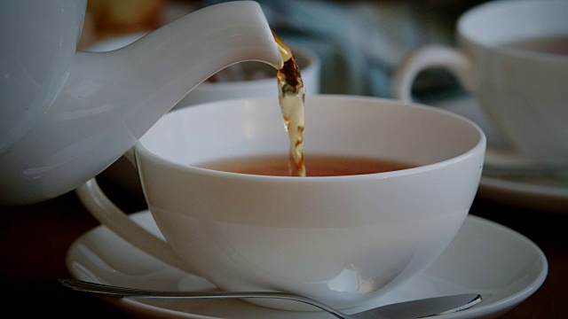 将红茶倒入杯中