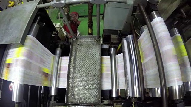 特写的印刷机制滚动新打印的报纸。UHD股票视频