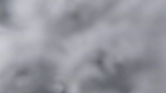 河水和水中的气泡在河水内部的压力下破裂