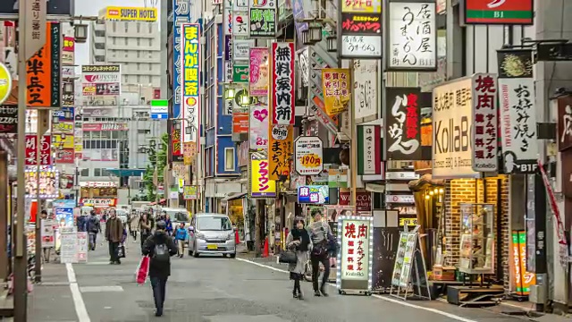 4K缩小时间间隔:日本东京歌舞伎町晚上的人群