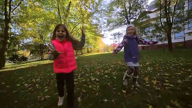 孩子们在秋天的公园里玩耍。