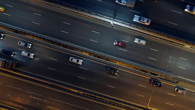 夜间高速公路上的交通。从上面看十字路口。