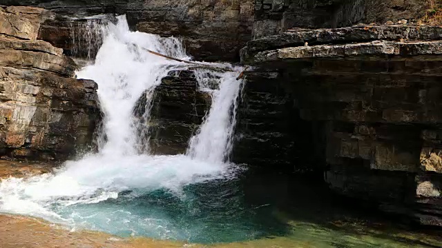 瀑布峡谷，落基山脉，加拿大