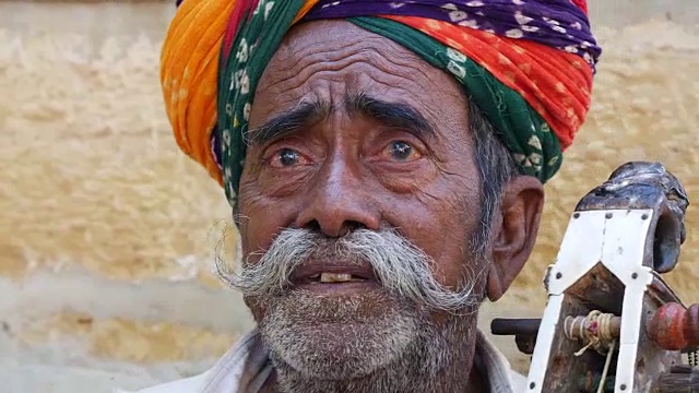 印度拉贾斯坦邦，一名印度男子在Jaisalmer Fort演奏传统乐器