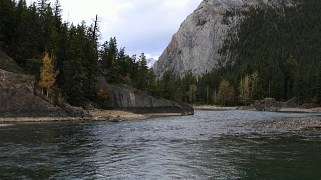 加拿大班夫国家公园约翰逊峡谷的河景