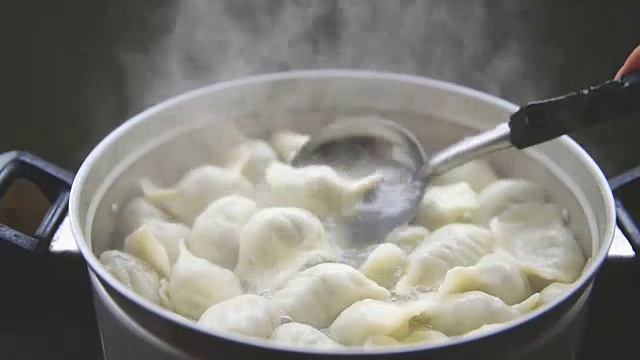 饺子煮好了，录像。