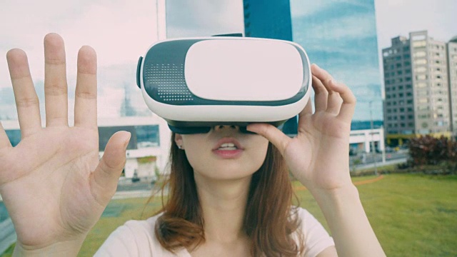 詳情圖-女人用VR設(shè)備看