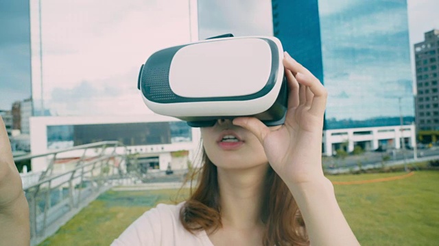 詳情圖-女人用VR設(shè)備看