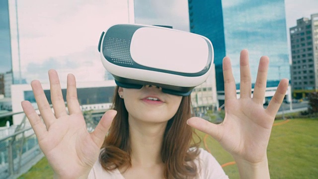 詳情圖-女人用VR設(shè)備看