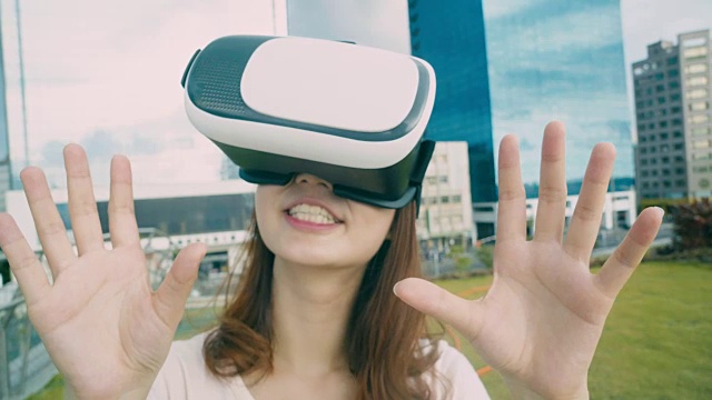 詳情圖-女人用VR設(shè)備看