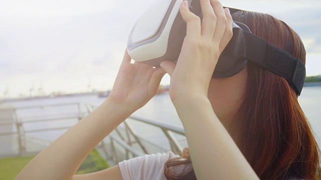 詳情圖-女人用VR設(shè)備看