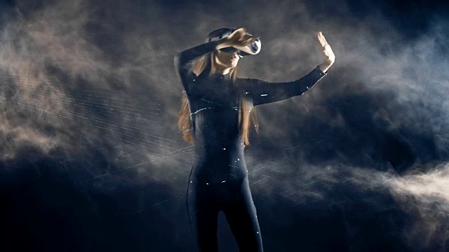 詳情圖-迷人的女孩年輕的時(shí)尚模特戴著VR頭戴在專業(yè)工作室用煙霧和激光拍攝的網(wǎng)絡(luò)涼爽的感覺(jué)。Prores