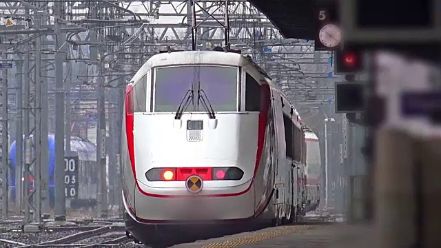 現(xiàn)代火車離開了車站