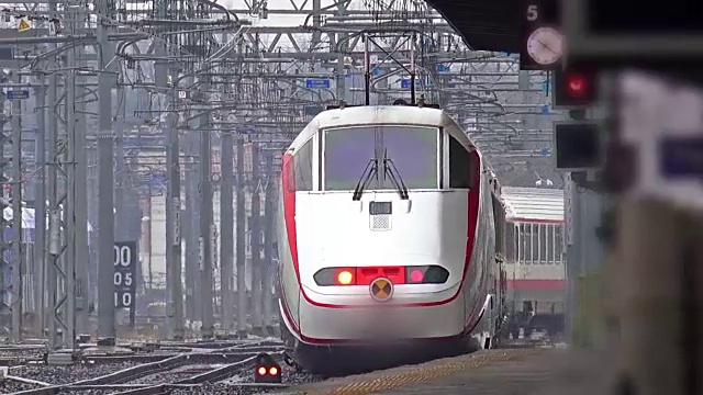 詳情圖-現(xiàn)代火車離開了車站