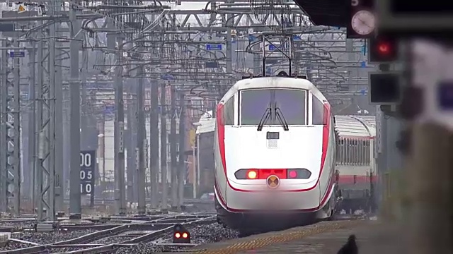 詳情圖-現(xiàn)代火車離開了車站