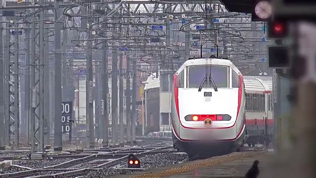 詳情圖-現(xiàn)代火車離開了車站