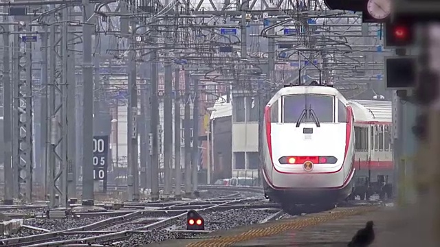 詳情圖-現(xiàn)代火車離開了車站