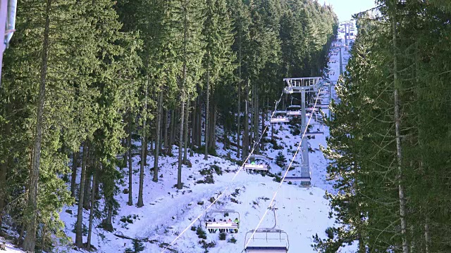 在班斯科的冬季高山滑雪胜地，滑雪缆车带着滑雪者在斜坡上滑雪