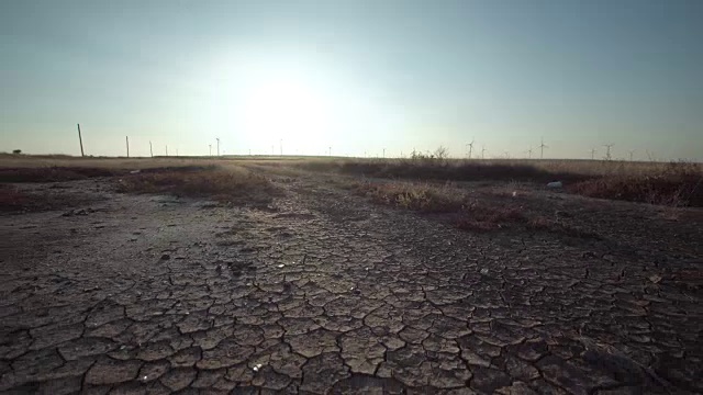 陆地上有远处的风车