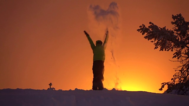 慢镜头:向天空抛雪，向金色的夕阳骄傲地举起双臂