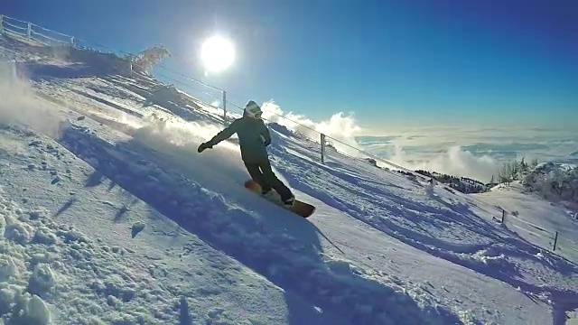 慢动作:女子在雪道外阳光明媚的山上骑着新鲜的雪板