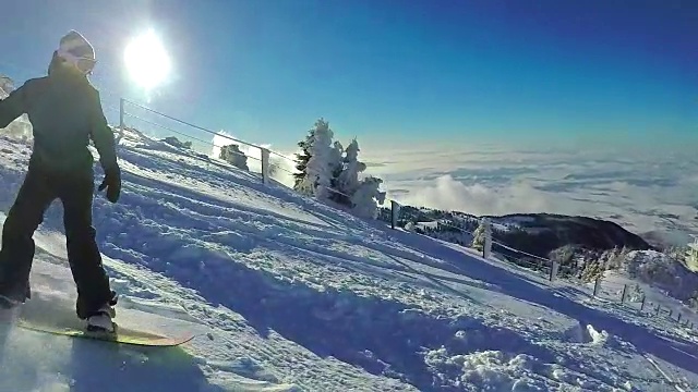 慢动作滑雪女孩骑下雪山斜坡在阳光明媚的早晨