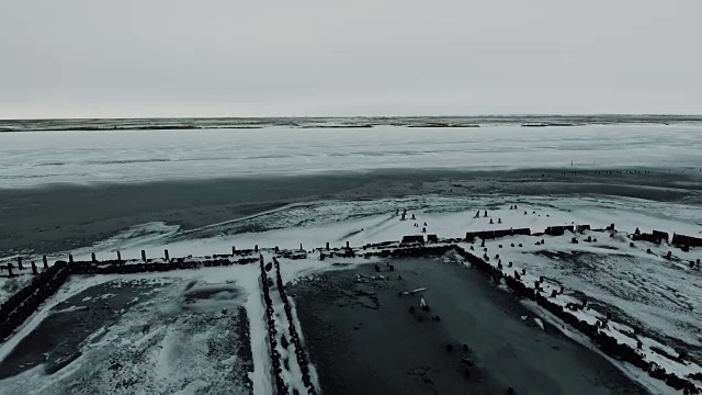 飞越湖。结冰的湖面上覆盖着一层厚厚的冰和雪