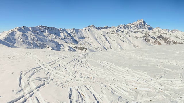 在冬季和圣诞节期间，在雄伟的意大利阿尔卑斯山脉的雪峰和山脊全景。