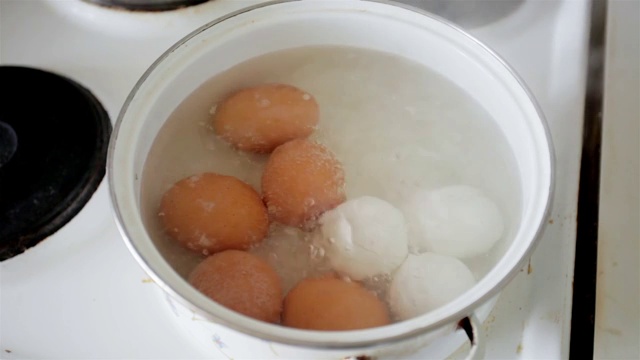 鸡蛋放入锅中沸水中