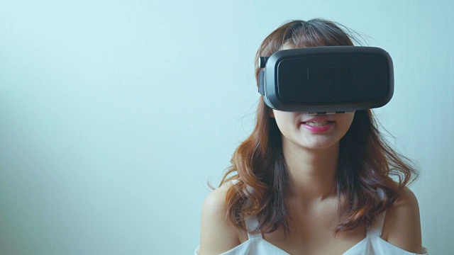 詳情圖-女人用VR設(shè)備看