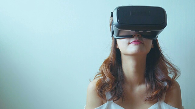 詳情圖-女人用VR設(shè)備看