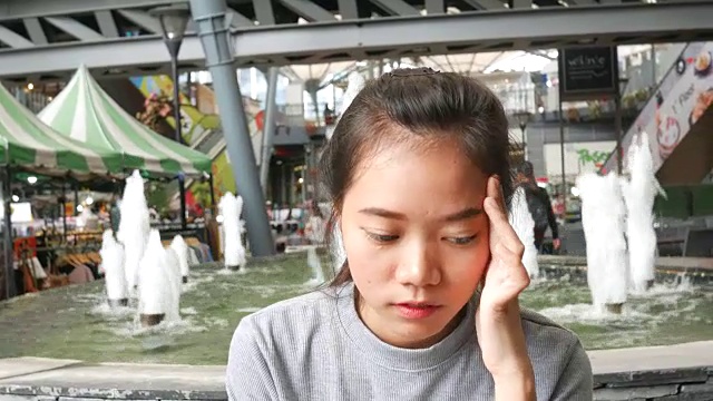 生病妇女咳嗽的肖像