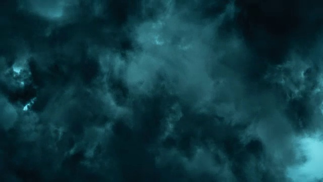 在闪电的照耀下飞过暴风雨的云层