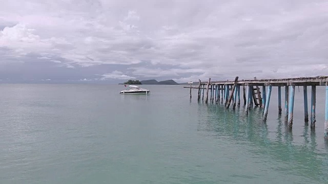 航拍:在海水上沿着木码头飞行