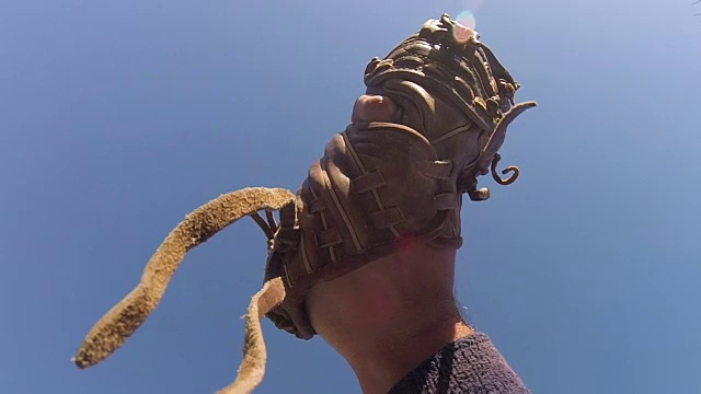 棒球运动员用慢动作接住飞球