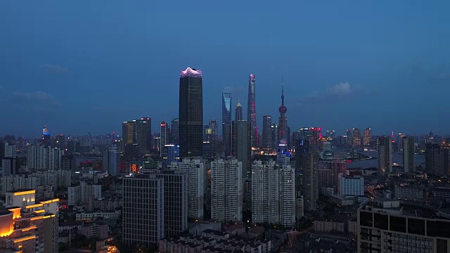 无人机拍摄:夜间上海天际线4K鸟瞰图