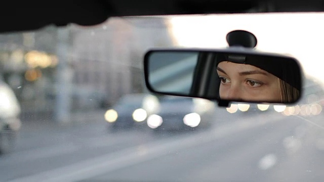 詳情圖-那個(gè)女孩正在開(kāi)車。從汽車后視鏡里可以看到女性的眼睛。