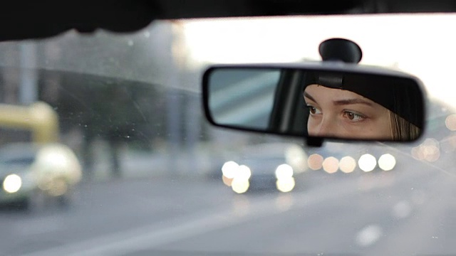 詳情圖-那個(gè)女孩正在開(kāi)車。從汽車后視鏡里可以看到女性的眼睛。