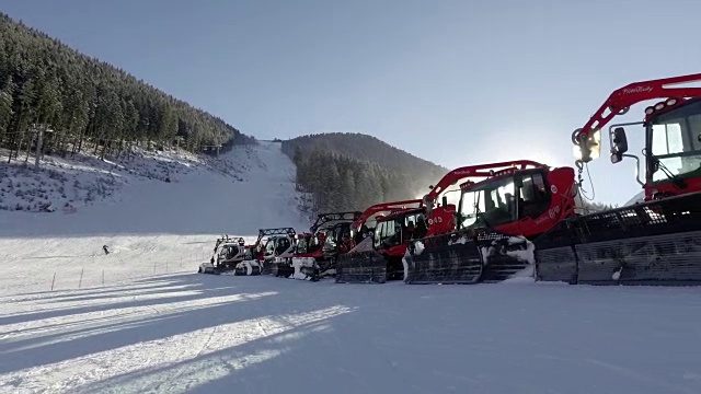 班斯科滑雪场的滑雪坡道由专业的雪地车维修团队维护