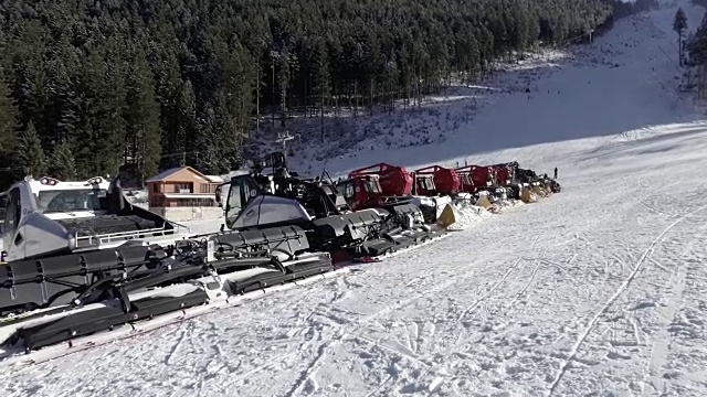 班斯科滑雪场的滑雪坡道由专业的雪地车维修团队维护