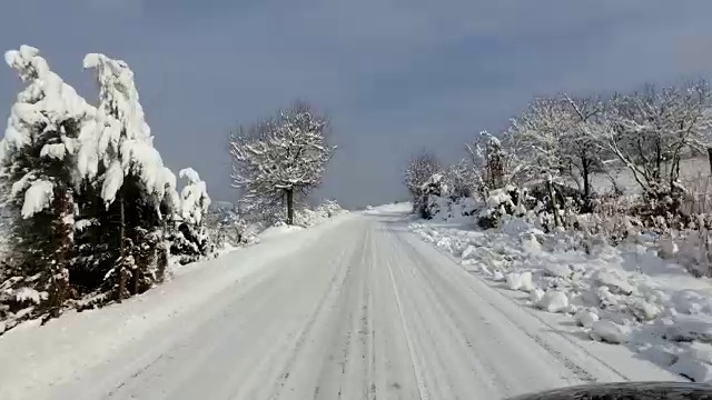在大雪后的山路上驾驶POV
