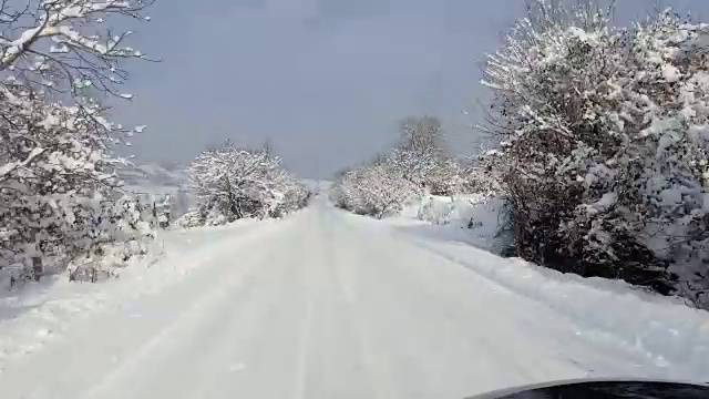 POV驾驶在积雪覆盖的山区乡村道路上