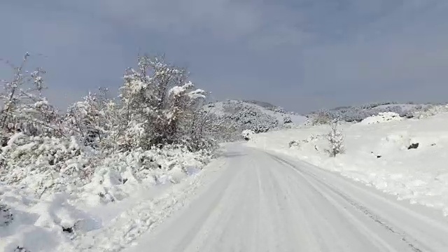 冬季驾驶在乡村山路，POV