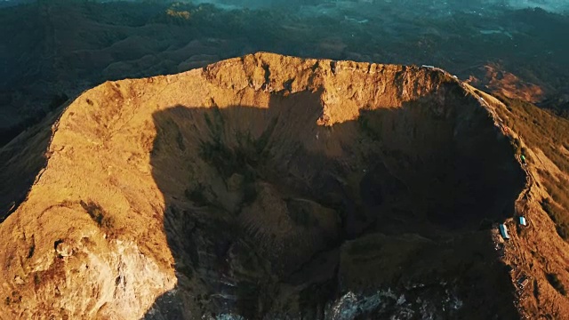 巴图尔活火山山顶的火山口，在巴厘岛的日出空中拍摄4K