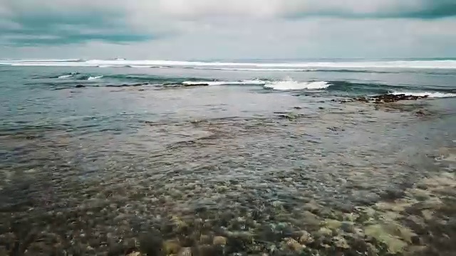 水晶清澈的海洋水盘向上揭示地平线航拍4K