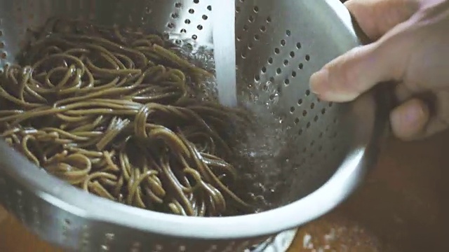 在自来水下洗荞麦面