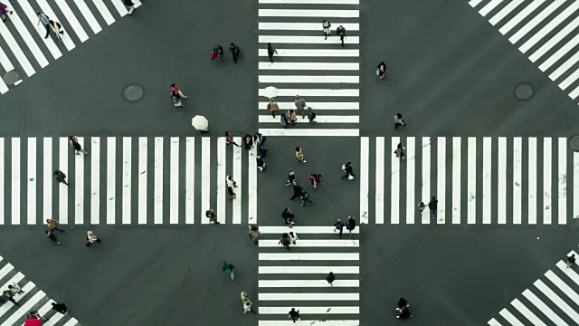 人与车的人群与区域视野行人十字路口人行横道银座人行横道汽车交通在东京城市的4K时间推移剪辑。日本