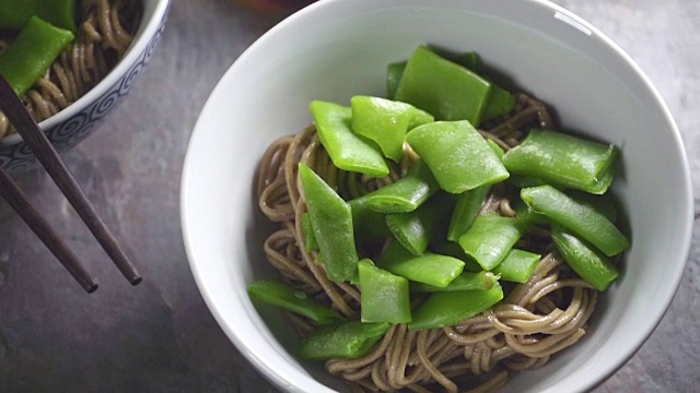 瓷碗青豆荞麦面配酱油