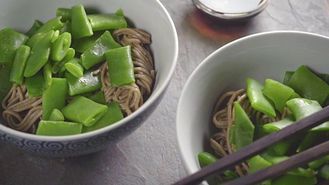 两份荞麦面和青豆