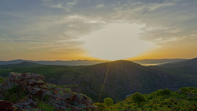 辉煌的顶峰日出时间流逝之上流动的雾波在山谷在HDR